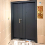 新莊玄關門安裝案例，使用【C9B-2040子母／FR-2898】深灰砂子母玄關門搭配瞄眼與多氣密隔音設計