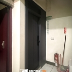 桃園玄關門推薦案例，使用【C9B-2040／FR-2910】深灰消光玄關門搭配E908電子鎖與C方案隔音強化門完工分享