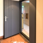 新莊住家子母玄關門推薦案例，使用【C9B-2040子母／FR-2898】深灰砂玄關門提升隔音效果與門面質感