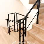 龍潭室內樓梯扶手安裝案例，使用【C9E-1068／噴漆消光黑】簡約黑色扶手提升住宅空間質感與安全性