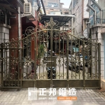 板橋庭院門推薦案例，使用【C9C-2080／3807】黑鐵手動雙開二折門搭配固定屏風完工分享