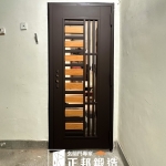 龜山玄關門推薦案例，使用【C9B-3008／FR-8677】咖啡砂玄關門進行住家加裝外門完工分享