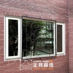 內湖歐式防盜鐵窗安裝案例，使用【C9D-1073／古典褐】客製化鐵窗圖樣提升住宅安全與外觀質感
