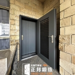 深灰砂雙玄關門安裝案例，高雄透天住家使用【C9B-1069／FR-2898】包框換門施工完成