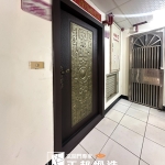 龍岡住家玄關門更換案例，使用【C9B-2023／FR-8677】咖啡砂玄關門搭配刷金紋路設計完工分享