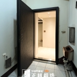 月球表面紋理鑄鋁門特寫，黑砂質感玄關門設計搭配FR-9623烤漆色號，提升住家門面質感