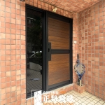 新店客製化玄關門案例，安裝【C9B-3026／FR-9622】胡桃木色玄關門與固定框玻璃提升住宅採光與門面質感
