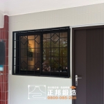 淡水復古鐵花窗安裝案例，使用【C9D-2033／噴漆消光黑】幾何線條鐵花窗提升住宅外觀特色與安全性