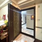 咖啡砂玄關門細節特寫，中間紋路刷金色3803設計提升門面高級感【C9B-2023／FR-8677】