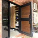 新店玄關門推薦案例，使用【C9B-3026／FR-9622】胡桃木色客製化玄關門搭配固定框玻璃設計完工分享