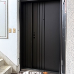 土城子母玄關門換門案例，安裝【C9B-2040子母／FR-81255】咖啡砂玄關門搭配Yale By You Pro電子鎖與瞄眼設計提升住宅安全性