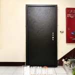 新竹住家玄關門換門案例，月球岩紋造型鑄鋁門安裝完成，使用C9A-1084門型搭配FR-9623黑砂烤漆色號