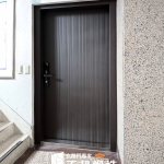 土城住家換門案例，原雙門設計改為單一道玄關門，安裝【C9B-2003／FR-81255】咖啡砂玄關門提升空間整體感