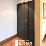 新莊玄關門推薦案例，使用【C9B-2040子母／FR-2898】深灰砂子母玄關門搭配多氣密隔音結構完工分享