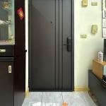 台北電子鎖玄關門安裝案例，使用【C9B-2040／FR-81255】咖啡砂玄關門搭配H35B電子鎖提升便利性與居家安全