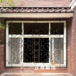 內湖住宅防盜鐵窗推薦案例，使用【C9D-1073／古典褐】客製化鐵窗提升安全性與整體門面設計