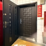 新莊玄關門推薦案例，使用【C9B-2033／FR-81255】咖啡砂防火門更新住宅入口設計