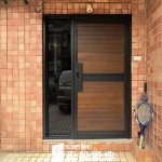 新店玄關門安裝案例，使用【C9B-3026／FR-9622】胡桃木色客製化玄關門搭配固定框玻璃設計提升住宅質感