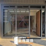 湖口店面門面更新案例，安裝【C9B-6003／FR-2910】木紋色玻璃門搭配固定玻璃設計提升店面質感與採光效果