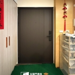 台中住家換門案例，安裝【C9B-2058／FR-8679】咖啡消光玄關門與H9B電子鎖提升住宅隔音與安全性