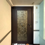 龍岡住家玄關門換門前後對比，包框換門施工使用【C9B-2023／FR-8677】咖啡砂玄關門案例