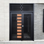社區大門推薦 現代格柵社區入口大門設計 木紋飾板搭配黑色金屬門體 正邦鍛造