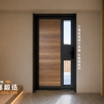 C9B-3030木紋玄關鐵門｜透天住宅大門設計案例｜玻璃玄關門推薦