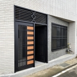 新竹新埔社區大門安裝案例 黑色格柵外玄關門搭配木紋飾板設計 正邦鍛造