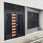 外玄關門推薦 黑色格柵社區大門搭配木紋飾板現代住宅入口設計 正邦鍛造