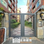 C9C-2081 新竹包框手動雙開社區大門(FR-2898G) 新竹社區不鏽鋼庭院大門安裝案例，採雙開式設計搭配直條格柵造型，保留視線與通風效果，依既有門柱及社區出入口尺寸訂製施工，呈現簡潔俐落的深灰色庭院門外觀。
