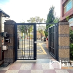 C9C-2081 新竹包框手動雙開社區大門(FR-2898G) 新竹社區不鏽鋼庭院大門安裝案例，採雙開式設計搭配直條格柵造型，保留視線與通風效果，依既有門柱及社區出入口尺寸訂製施工，呈現簡潔俐落的深灰色庭院門外觀。
