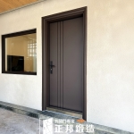 C9B-2040+C9B-7010(FR-81255YH20) 桃園玄關門安裝完工照 藝術大斗框 (1)