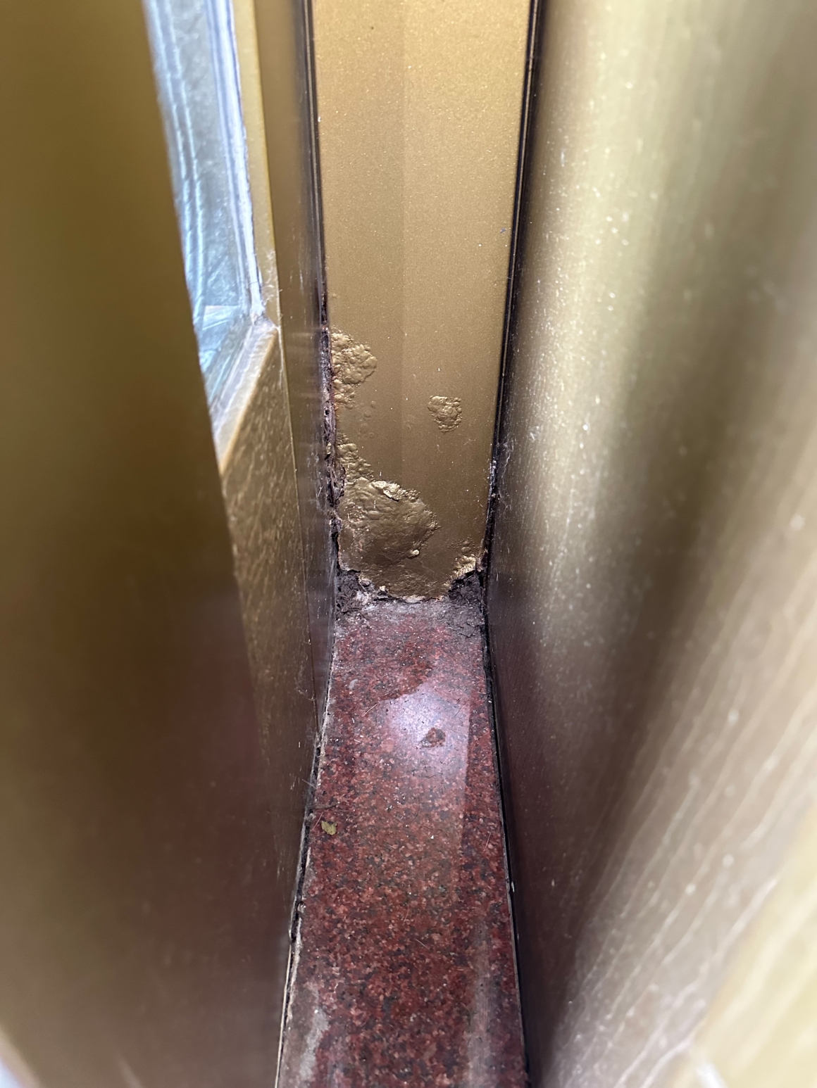 淡水住宅玄關門底部因潮濕造成鏽蝕腐蝕，是包框換門改善門框老化的常見案例