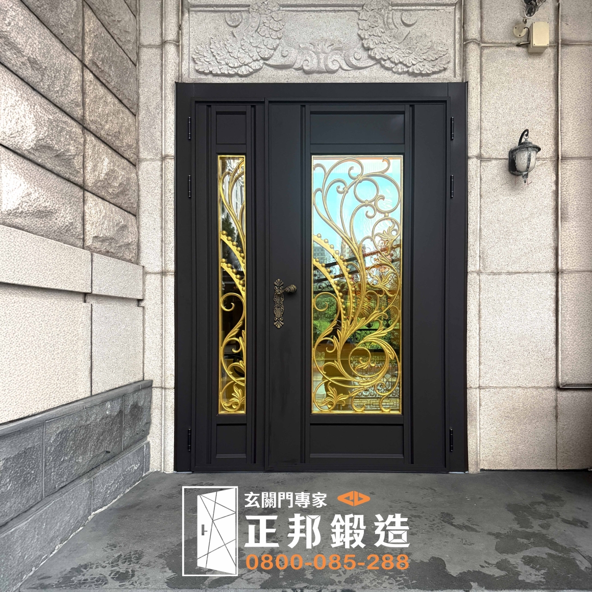 淡水透天豪宅包框換門完成，黑色子母玄關門搭配鍛造玻璃門花，免拆門框升級住宅質感