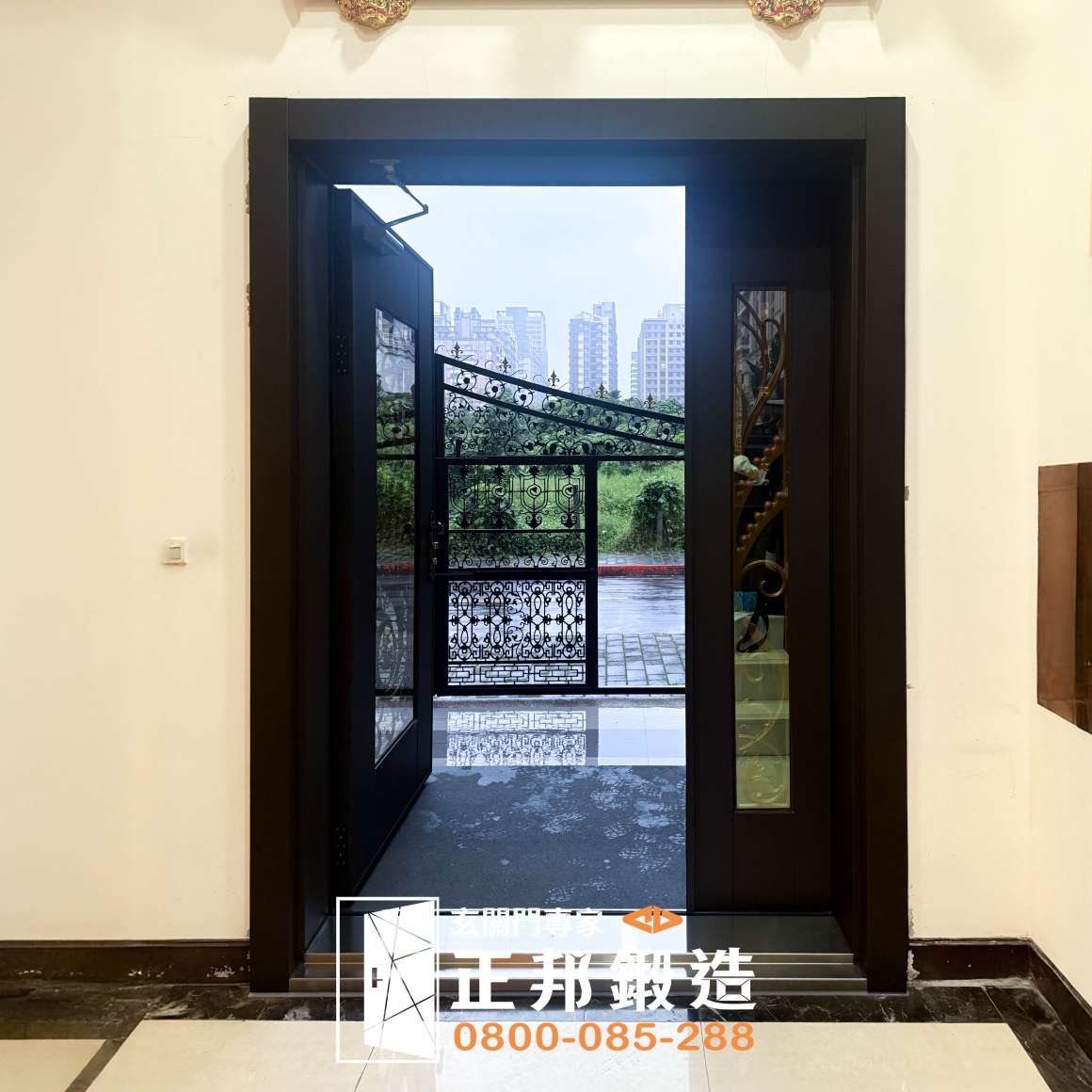 淡水透天包框換門完成後玄關門開啟效果，兼顧採光、安全與日常進出便利