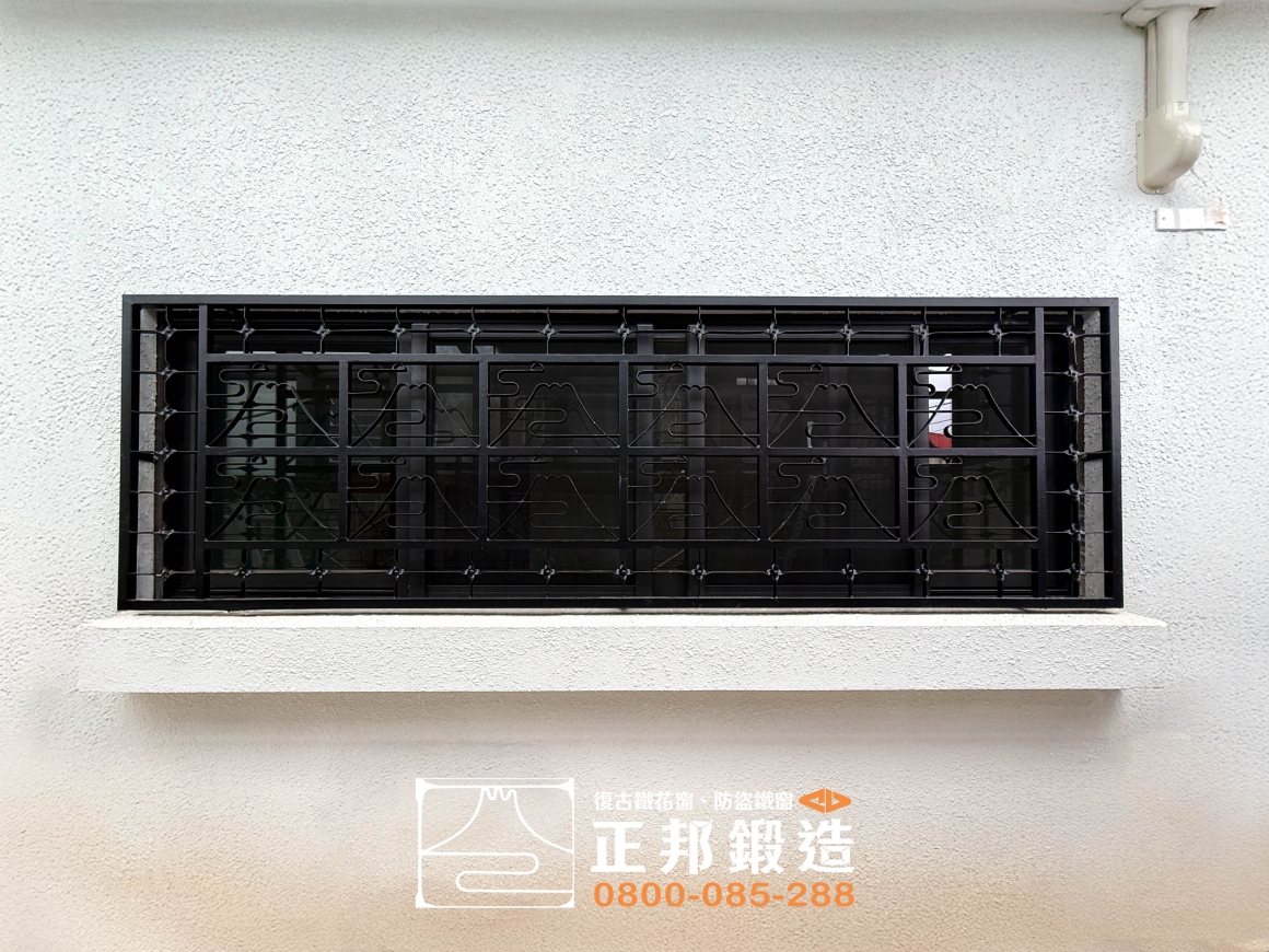 苗栗三灣鐵窗訂製實景，黑色復古鐵花窗以富士山圖案排列，搭配白色住宅外牆呈現簡潔日式風格
