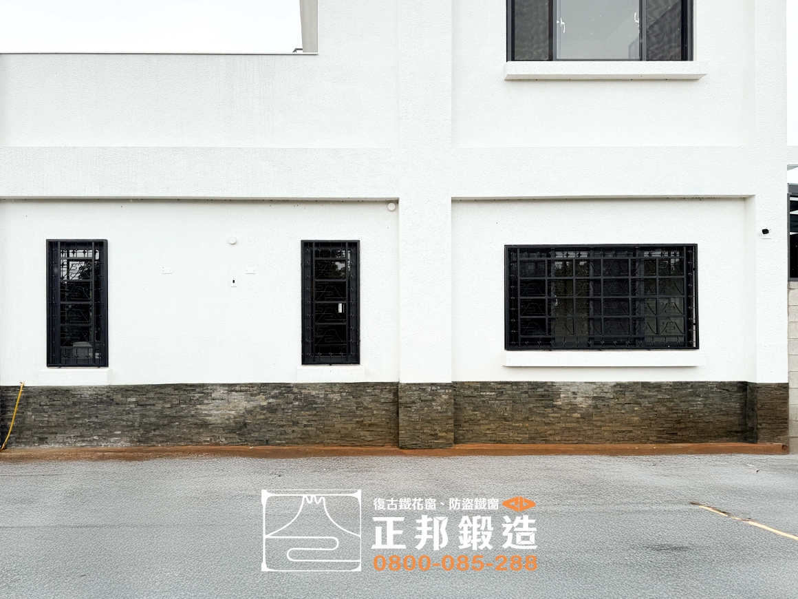 苗栗三灣富士山造型復古鐵花窗住宅外觀案例 苗栗鐵窗訂製案例,三灣白色透天住宅搭配黑色富士山造型復古鐵花窗,整體窗戶延續一致設計風格