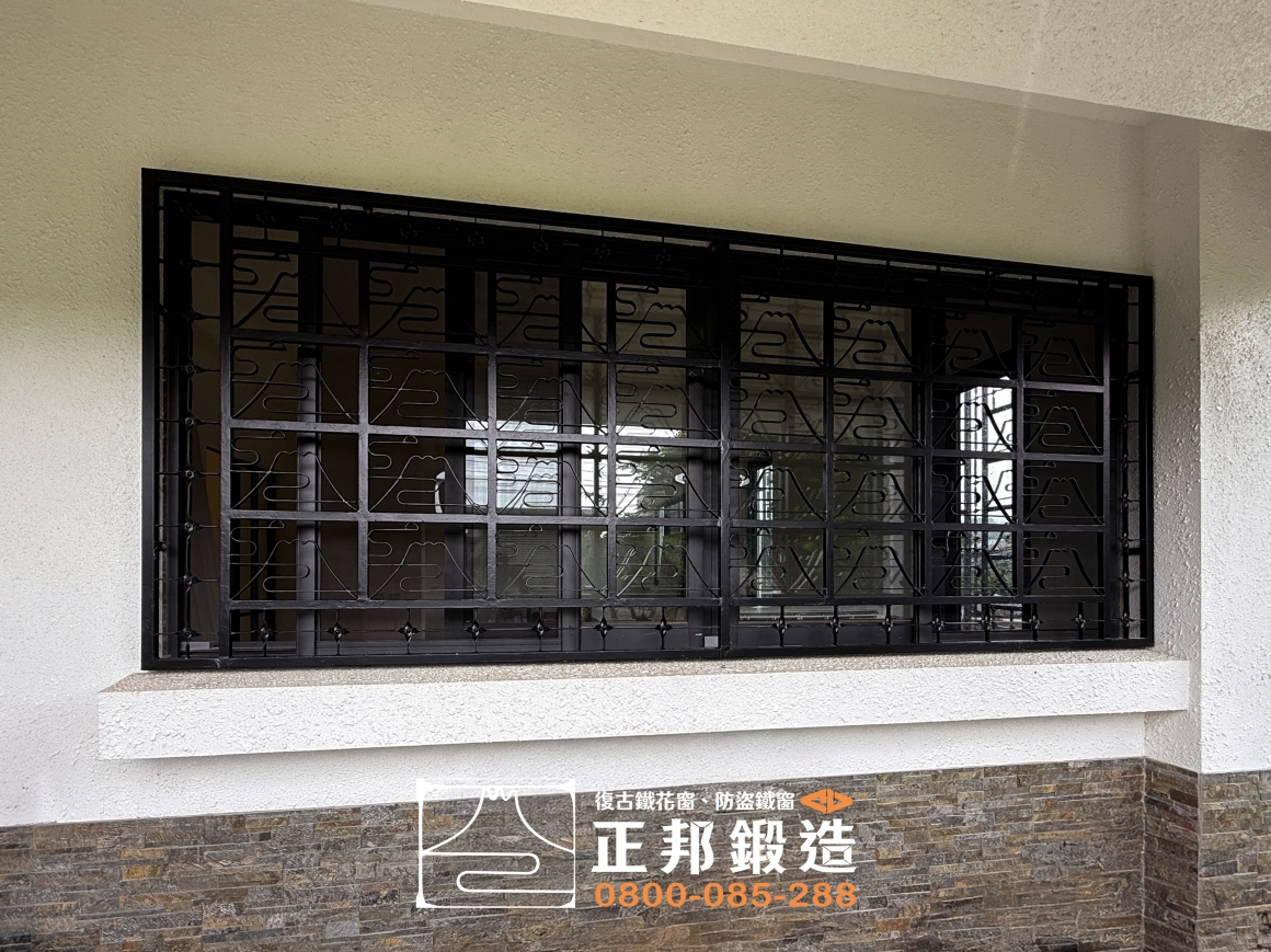 苗栗三灣富士山鐵花窗完工案例，白色透天住宅搭配黑色客製鐵花窗，大小窗戶造型一致