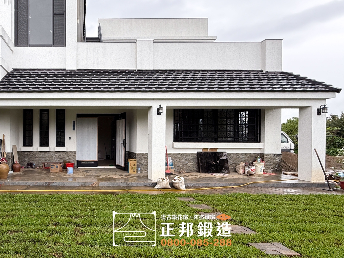 苗栗鐵窗訂製案例，三灣白色透天住宅搭配黑色富士山造型復古鐵花窗，整體窗戶延續一致設計風格
