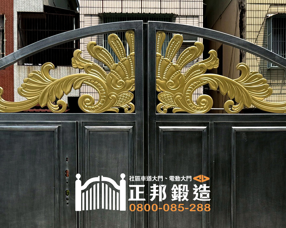 台南酷銀色挑金雙開不鏽鋼電動大門 台南雙開不鏽鋼電動大門關閉實景,酷銀色門體搭配挑金鍛造飾件與弧形門頂,呈現完整透天住宅門面