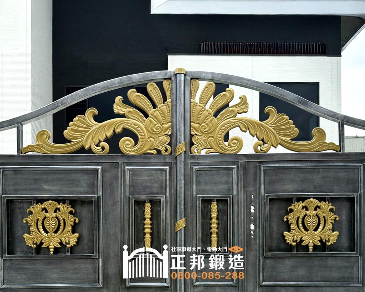 台南雙開不鏽鋼電動大門關閉實景，酷銀色門體搭配挑金鍛造飾件與弧形門頂，呈現完整透天住宅門面