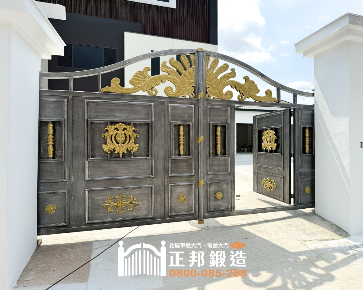 台南透天雙開電動大門門中門設計 台南透天電動大門案例,雙開電動大門內建門中門,小門開啟後可供人員日常步行進出