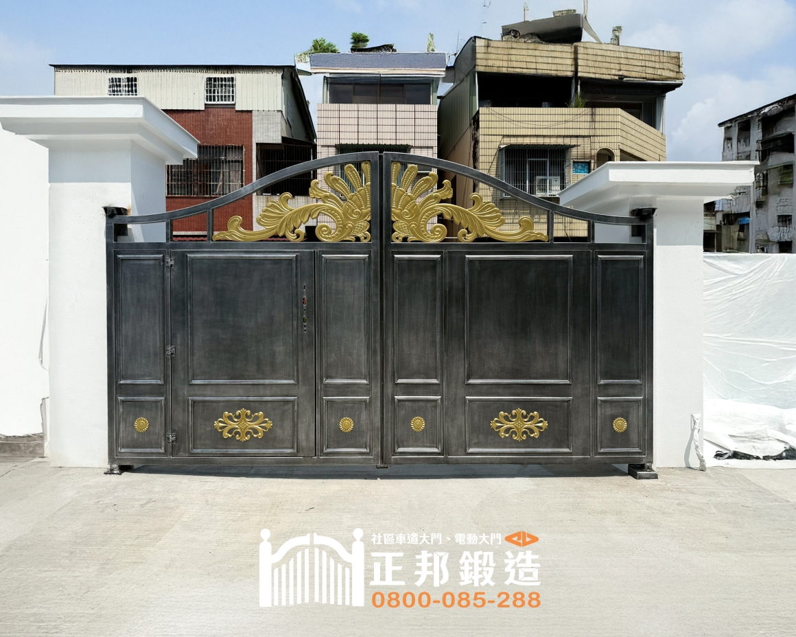 台南電動大門完工案例,雙開不鏽鋼電動大門搭配門中門設計,酷銀色挑金造型適合透天住宅車道入口