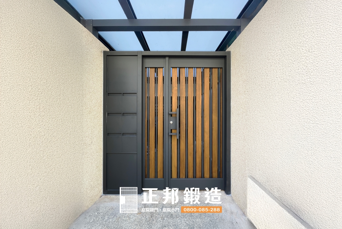 社區公共入口不鏽鋼木質大門實際案例，可依集合住宅入口尺寸與使用需求規劃金屬框架、木質門片及住戶個別信箱配置，讓公共大門同時兼顧出入使用、信件收取與整體門面設計