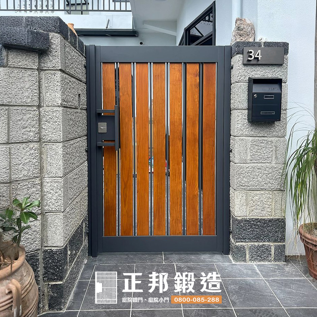 苗栗頭份庭院門完工案例，郭小姐住宅採正邦C9C-4043不鏽鋼庭院門，門體使用FR-2910M1深灰烤漆並搭配天然南方松，木材施作橡木色護木漆，讓金屬結構與溫暖木色自然融入透天住宅石材入口