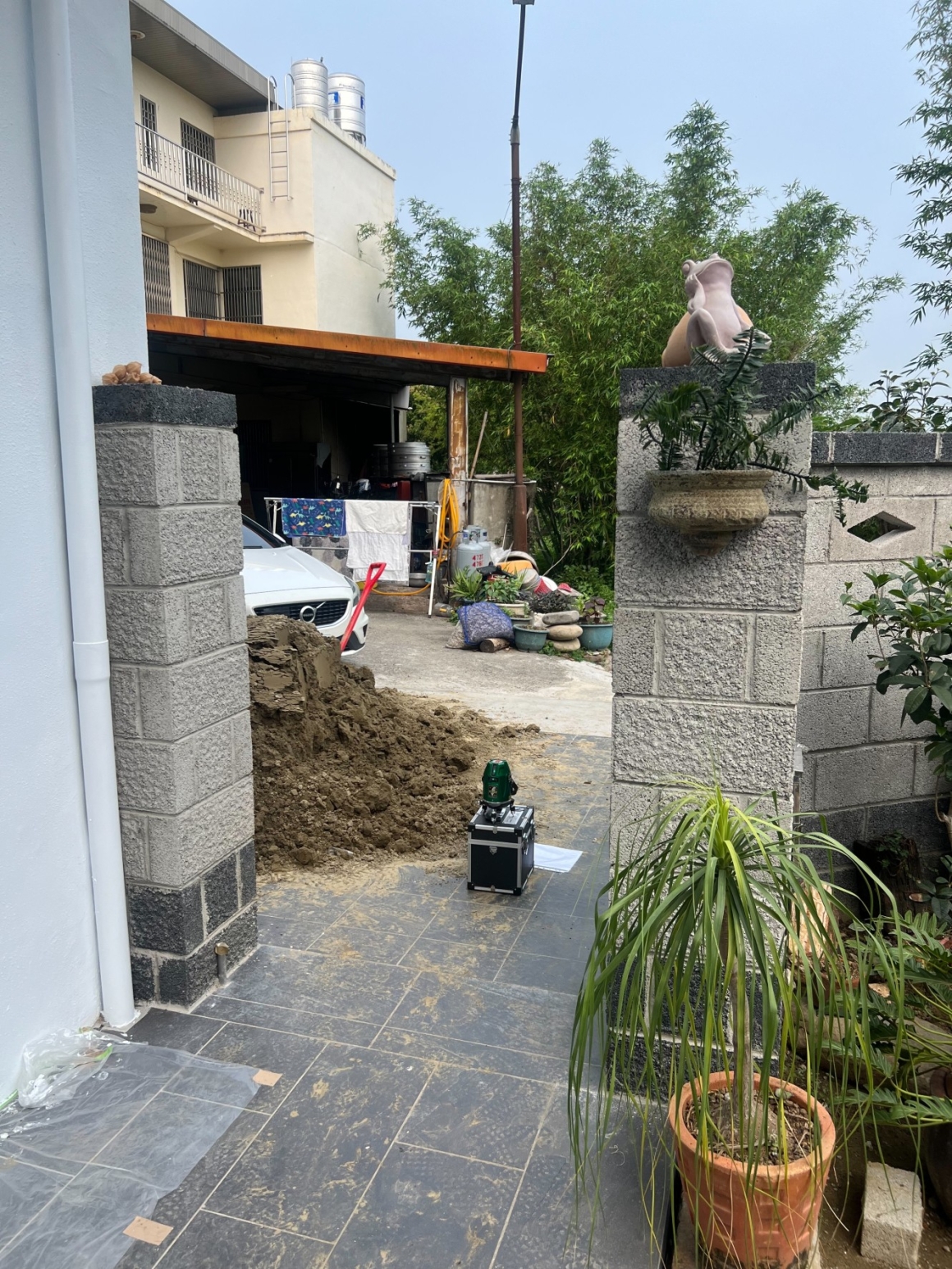苗栗頭份透天庭院門施工前內側環境照片，正邦現勘時確認庭院通道、植栽、門柱與門片預計開啟空間，將實際生活動線納入庭院門尺寸與開啟方式規劃，而不是只依單一門洞寬高製作