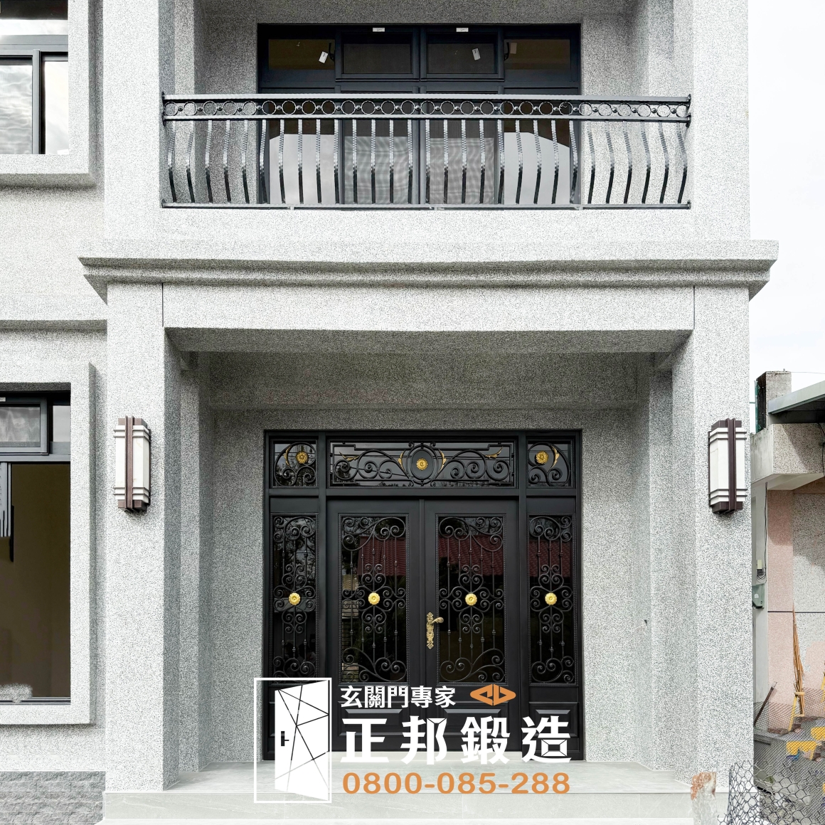 花蓮住宅完整建築立面與別墅大門實際完工照，可看見黑色客製雙開大門置於灰色外牆與大型入口門洞中的實際比例，上方陽台、外牆材質與入口尺度共同影響大門視覺份量，呈現門體與建築整體搭配的重要性。