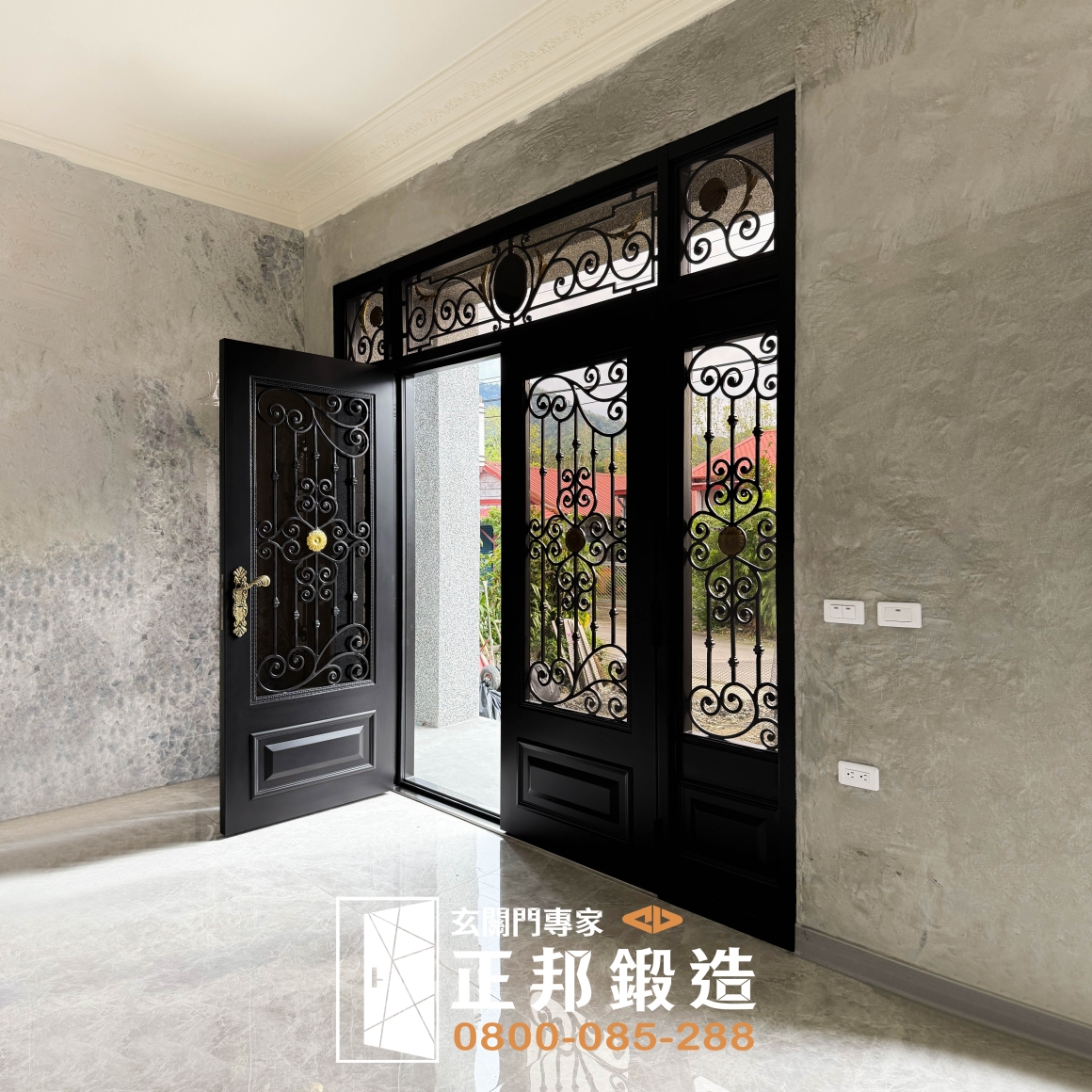 花蓮黑金別墅大門外側完工實景，FR-91024黑平光門體搭配局部金色花葉、金色中心飾件與古典五金，鍛造門花保留玻璃採光與適當留白，呈現大氣但不過度堆疊裝飾的客製別墅大門效果。