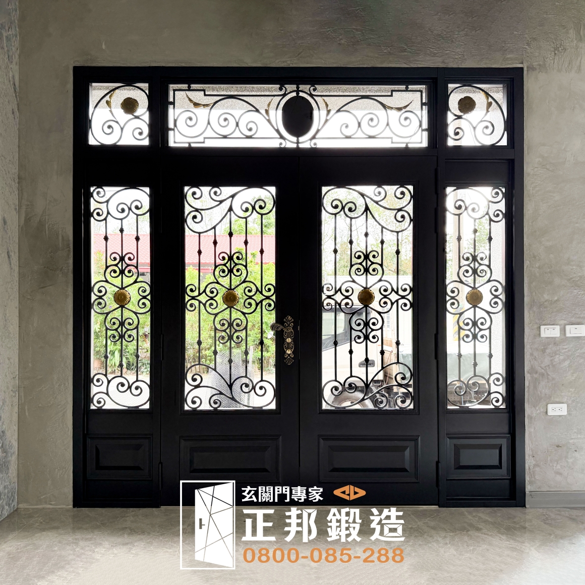 花蓮別墅大門斜角完工照，呈現中央雙開主門與左右窄幅固定區的比例差異，正邦依不同框體寬度重新安排鍛造曲線、金色花飾與垂直鐵件，避免直接縮放既有圖案造成線條過密或門面比例失衡。