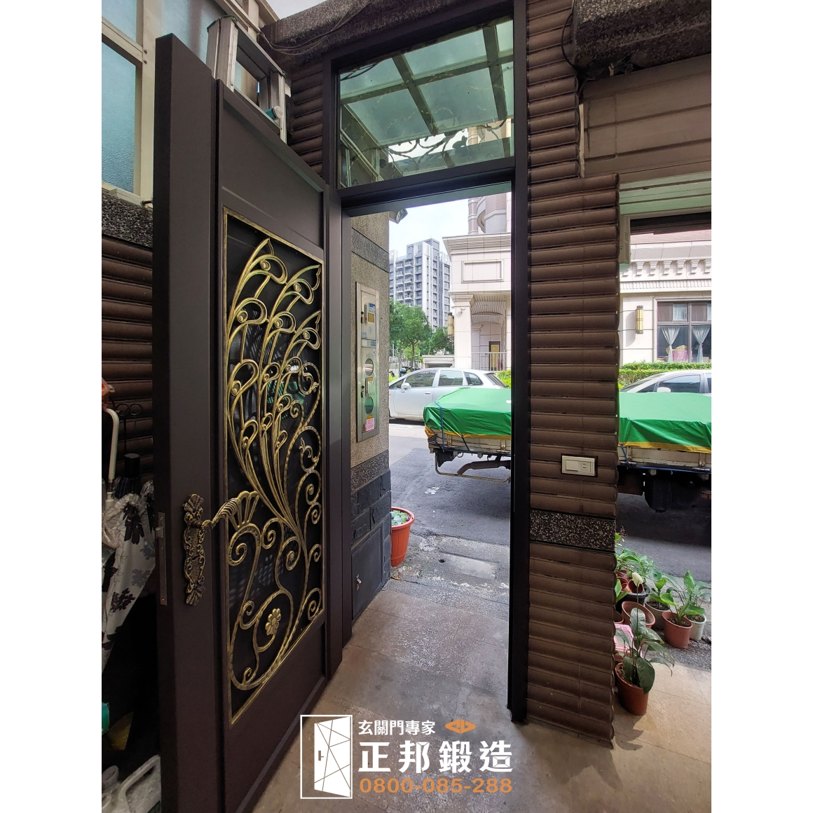 正邦蘆竹透天大門改造完成後的實際開門狀態，C9B-1052 單開三合一鍛造通風門安裝於原有透天住宅入口，可看見新門框與既有牆面銜接，以及重新調整開天比例後的門洞與日常進出空間
